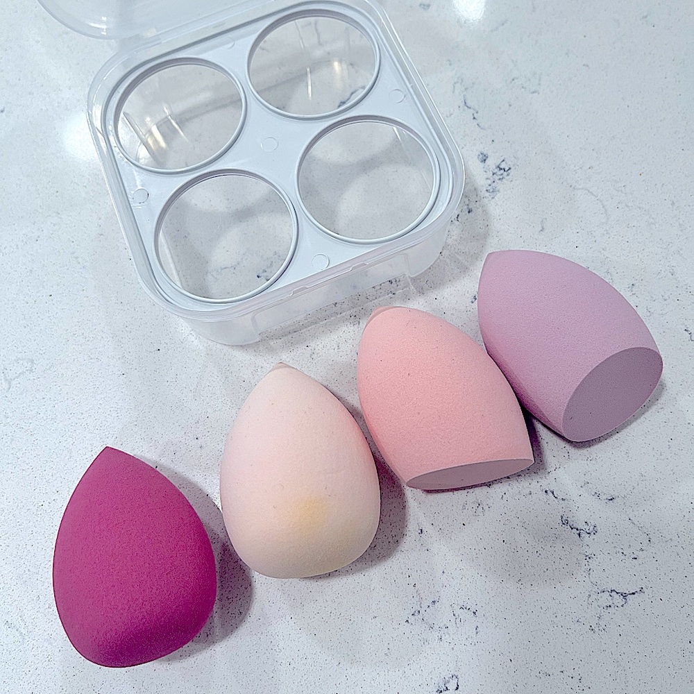 4 Beauty Blenders & Case